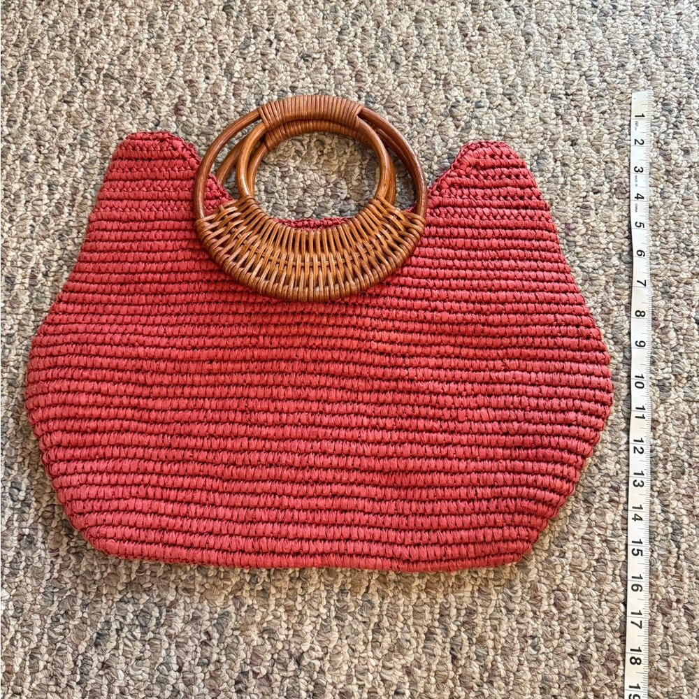 NWOT “Straw Studios” Coral Circle Rattan Handbag w Wooden Handle 16” x 14”